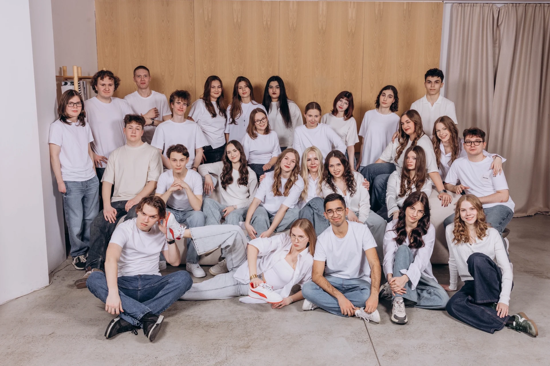 Большой класс позирует в интерьере 2WHITE