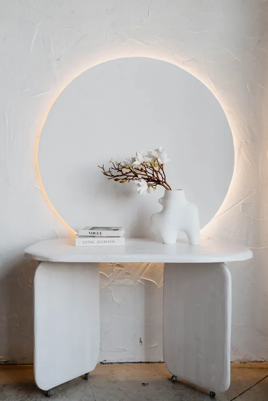 Консоль с круглым зеркалом и подсветкой в 2WHITE